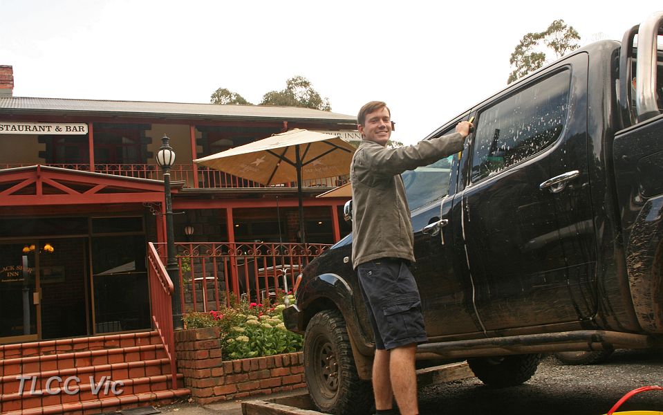 12-James washes all the cars whilst the convoy has coffee at the Black Spur Inn.JPG
